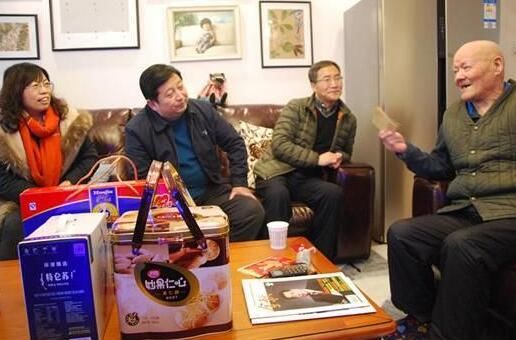 春節臨近 企業為老干部送去關懷