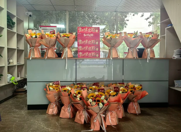 鮮花傳真情 祝福送學(xué)子