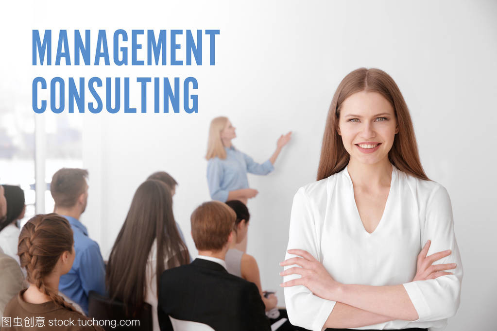 管理咨詢的概念。青年婦女和會議管理人員小組
